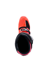 Buty Alpinestars Tech 7, kolekcja MX26, buty motocrossowe, czarne, jaskrawoczerwone i jaskraworóżowe, widok z góry na wnętrze buta, jaskraworóżowa wyściółka i jaskrawoczerwona skorupa zewnętrzna z zapięciem na klamry