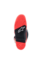Buty Alpinestars Tech 7, widok podeszwy, jaskrawy fluorescencyjny czerwony i czarny, teksturowana podeszwa z dwuskładnikowej gumy, białe logo gwiazdy Alpinestars, wskaźnik zużycia