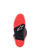 Buty Alpinestars Tech 7, widok podeszwy, jaskrawy fluorescencyjny czerwony i czarny, teksturowana podeszwa z dwuskładnikowej gumy, białe logo gwiazdy Alpinestars, wskaźnik zużycia