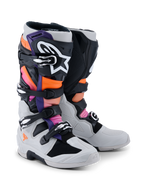 Buty Alpinestars Tech 7, buty motocrossowe, czarne, jasnoszare, neonowe pomarańczowe i magenta, z systemem zapinania na wiele klamer, wzmocnioną skorupą TPU i kontrastowym logo, zaprojektowane do profesjonalnych wyścigów terenowych i ochrony