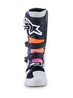 Buty Alpinestars Tech 7, buty motocrossowe, czarne, jasnoszare, pomarańczowe fluo i różowe (magenta), widok z przodu, czarny ochraniacz goleni z dużym białym logo gwiazdy Alpinestars, wielokolorowe wyściełane strefy, wytrzymała biała konstrukcja z czarnymi klamrami