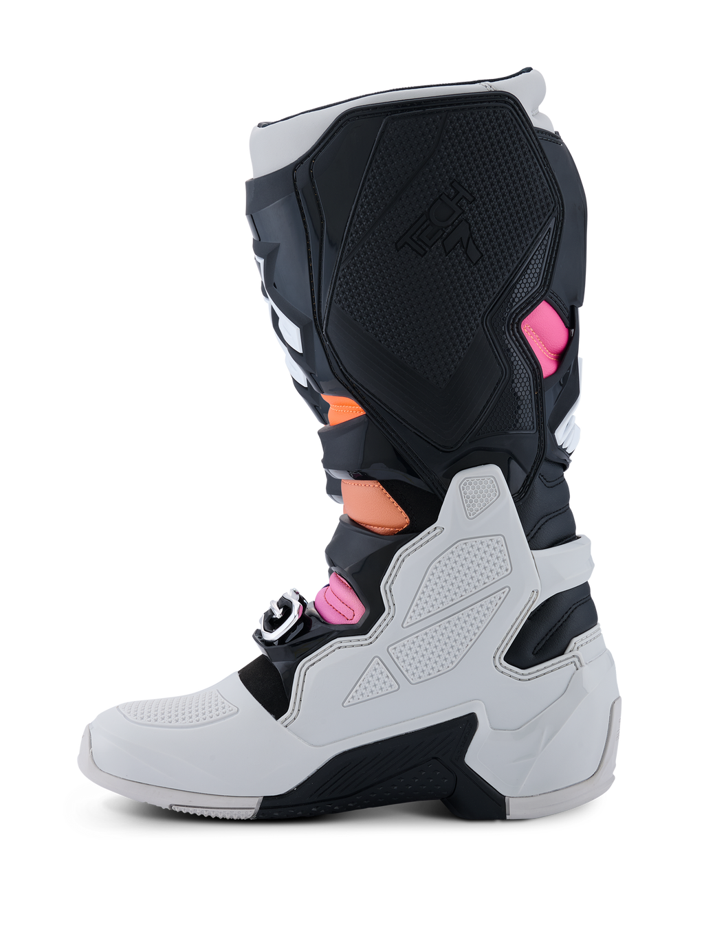 Buty Alpinestars Tech 7, buty motocrossowe, kolor czarny, jasnoszary, jaskrawopomarańczowy i magenta, profil od strony przyśrodkowej z jasnoszarą dolną skorupą, czarnymi panelami TPU z logo Tech 7 oraz wyrazistymi pomarańczowymi i amarantowymi akcentami.