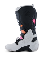 Buty Alpinestars Tech 7, buty motocrossowe, kolor czarny, jasnoszary, jaskrawopomarańczowy i magenta, profil od strony przyśrodkowej z jasnoszarą dolną skorupą, czarnymi panelami TPU z logo Tech 7 oraz wyrazistymi pomarańczowymi i amarantowymi akcentami.