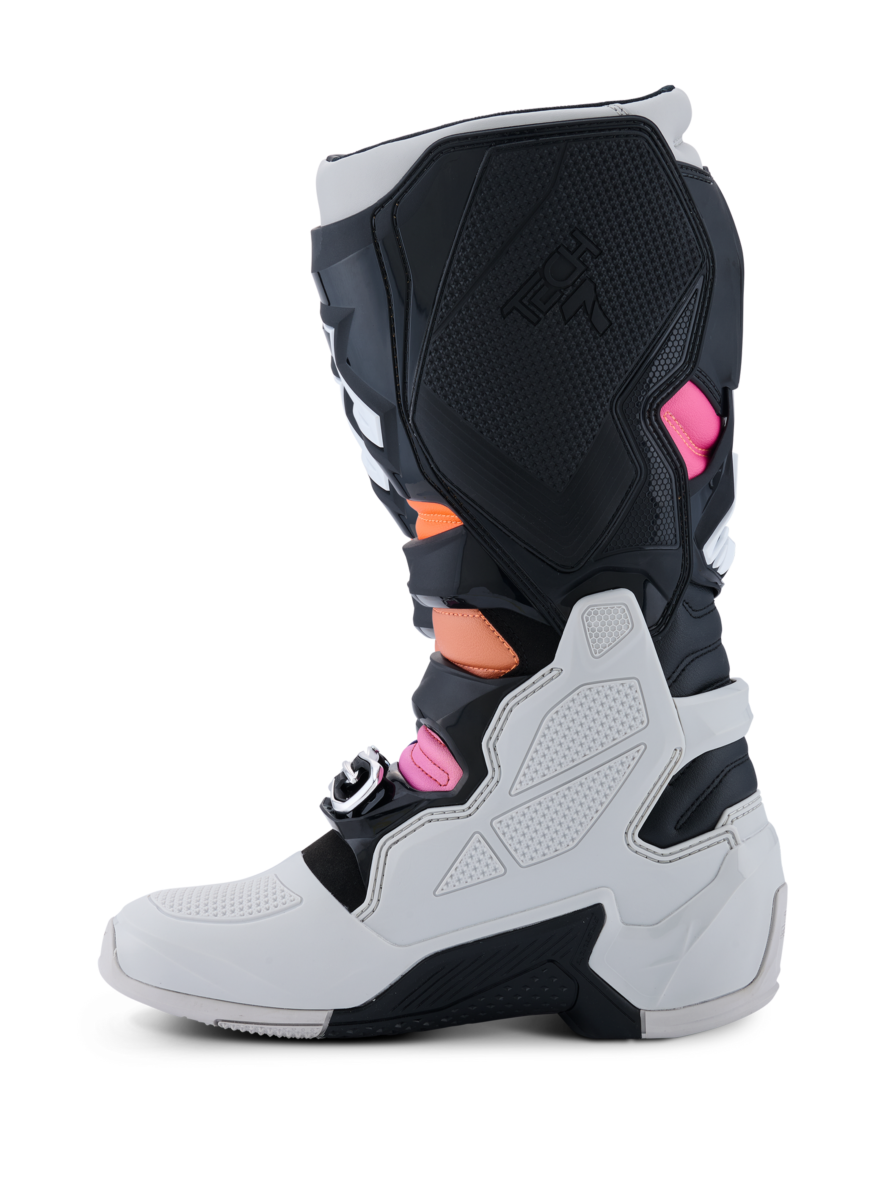 Buty Alpinestars Tech 7, buty motocrossowe, kolor czarny, jasnoszary, jaskrawopomarańczowy i magenta, profil od strony przyśrodkowej z jasnoszarą dolną skorupą, czarnymi panelami TPU z logo Tech 7 oraz wyrazistymi pomarańczowymi i amarantowymi akcentami.