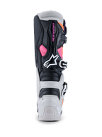 Alpinestars Tech 7 Boots, buty motocrossowe, czarno-jasnoszare z fluorescencyjnym pomarańczem i magentą, widok z tyłu pokazujący ochraniacze pięty i łydki z TPU, różowe oznaczenie Alpinestars, białe logo, wytrzymały system klamer