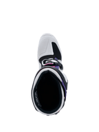 Buty Alpinestars Tech 7, widok z góry do wnętrza buta, jasnoszare i czarne z fioletowymi i purpurowymi akcentami, ukazujące wewnętrzną wyściółkę, system klamer i wzmocnioną strefę palców do wyścigów terenowych