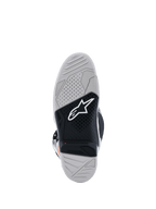 Alpinestars Tech 7 Boots, widok podeszwy, buty motocrossowe, jasnoszare i czarne, dwuskładnikowa wulkanizowana gumowa podeszwa z białym logo Alpinestars, czerwony wskaźnik zużycia i teksturowany wzór bieżnika o wysokiej przyczepności
