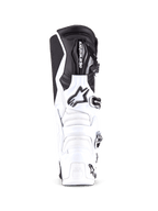 Buty Alpinestars Tech 7, profesjonalne buty motocrossowe, biało-czarne, widok z przodu pokazujący wzmocnioną płytę piszczelową z logo Alpinestars, system zapięć na klamry i wytrzymałą konstrukcję TPU do jazdy w terenie
