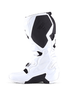 Buty Alpinestars Tech 7, buty motocrossowe, biało-czarne, profil od strony wewnętrznej z dużym czarnym ochronnym panelem na łydce z logo Tech 7, konstrukcja z białego TPU i teksturowane powierzchnie zwiększające przyczepność.