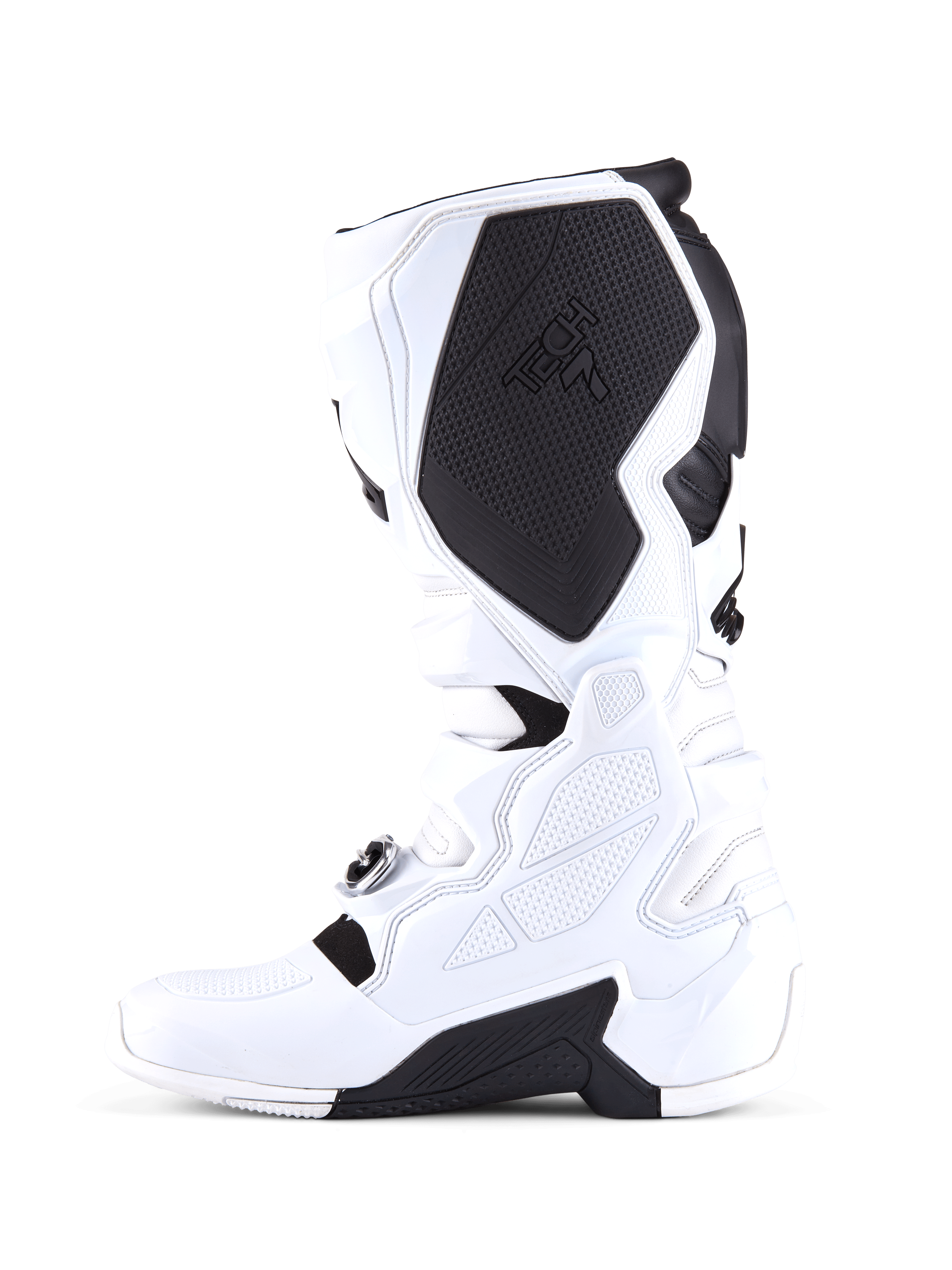 Buty Alpinestars Tech 7, buty motocrossowe, biało-czarne, profil od strony wewnętrznej z dużym czarnym ochronnym panelem na łydce z logo Tech 7, konstrukcja z białego TPU i teksturowane powierzchnie zwiększające przyczepność.
