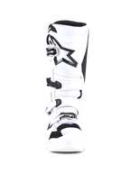 Buty Alpinestars Tech 7, buty motocrossowe, biało-czarne, widok z przodu przedstawiający system czterech klamer, duże czarne logo gwiazdy na goleniu, ochronna skorupa TPU i wzmocnione palce do wyścigów motocrossowych