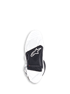 Buty Alpinestars Tech 7, buty motocrossowe, biało-czarne, widok od spodu na wymienną, dwuskładnikową, wulkanizowaną gumową podeszwę z czarną środkową wstawką z logo Alpinestars i czerwonym wskaźnikiem zużycia.