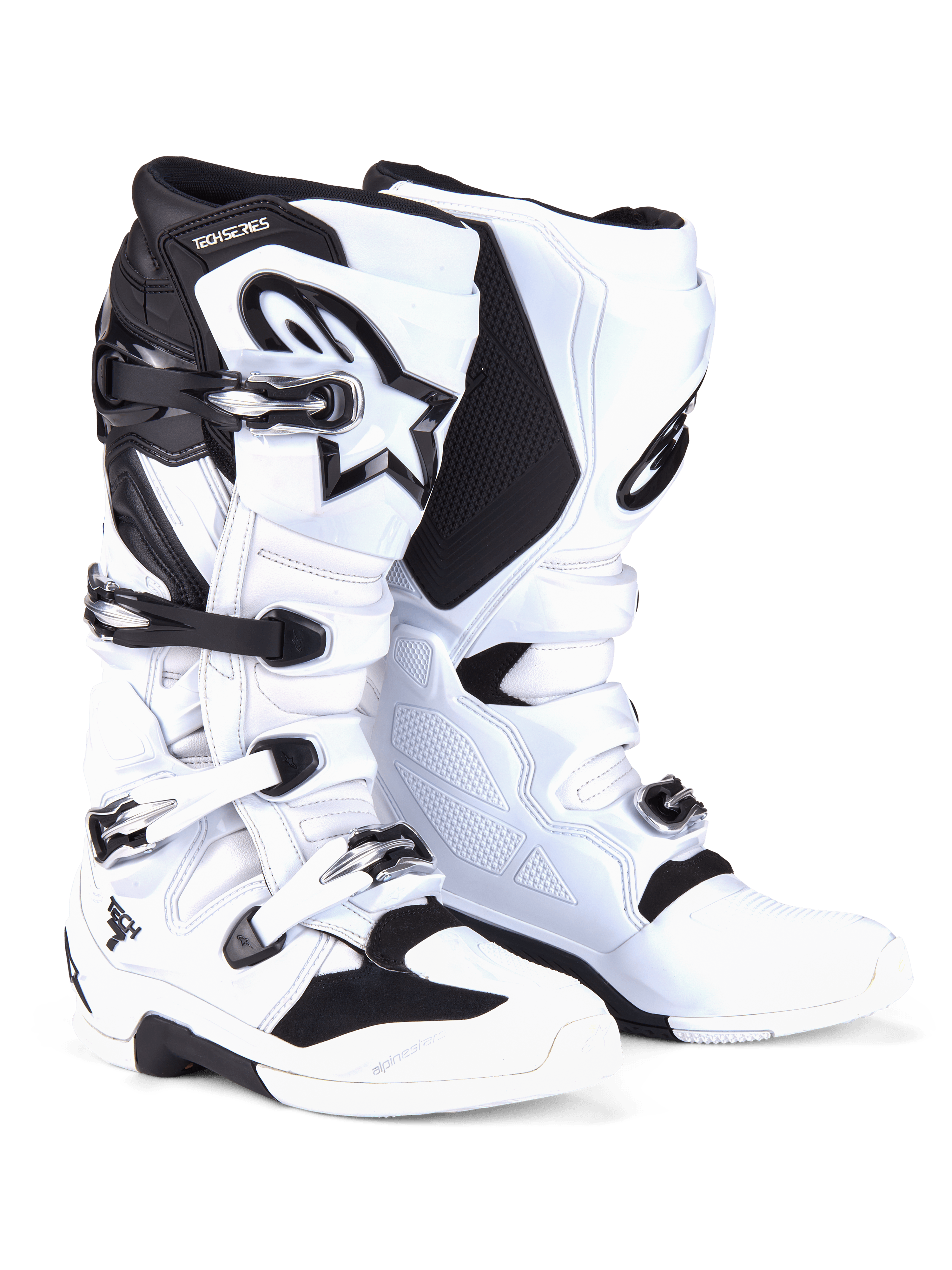 Buty Alpinestars Tech 7, buty motocrossowe, biało-czarne, system zapięcia na cztery klamry ze srebrno-czarnymi elementami, widoczne logo Alpinestars na goleni, wzmocnione panele TPU dla ochrony w terenie.