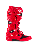 Buty Alpinestars Tech 7, buty motocrossowe, jasnoczerwone, widok z boku, wyposażone w system zapięcia na cztery klamry, ochronna skorupa TPU, białe logo Alpinestars i oznaczenie „tech 7”, wytrzymałe obuwie do wyścigów off-road