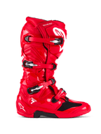 Buty Alpinestars Tech 7, buty motocrossowe, jasnoczerwone, widok z boku, wyposażone w system zapięcia na cztery klamry, ochronna skorupa TPU, białe logo Alpinestars i oznaczenie „tech 7”, wytrzymałe obuwie do wyścigów off-road