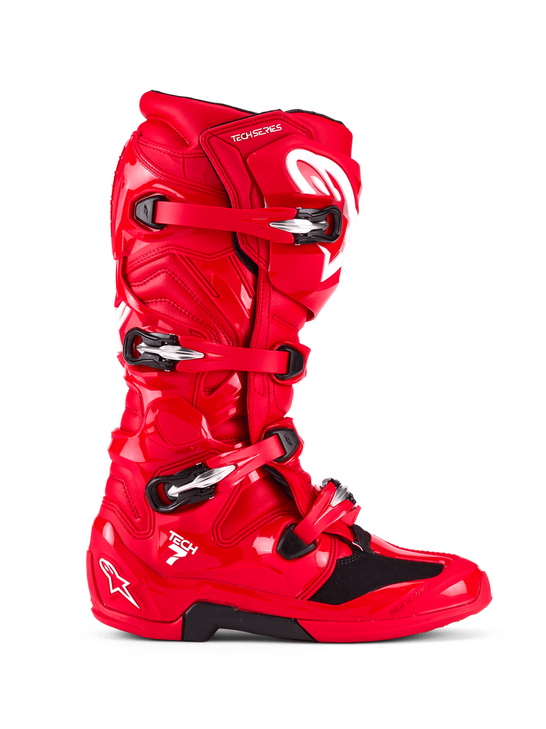 Buty Alpinestars Tech 7, buty motocrossowe, jasnoczerwone, widok z boku, wyposażone w system zapięcia na cztery klamry, ochronna skorupa TPU, białe logo Alpinestars i oznaczenie „tech 7”, wytrzymałe obuwie do wyścigów off-road