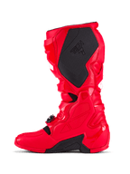 Alpinestars Tech 7 Boots, buty motocrossowe, jaskrawoczerwone, widok od strony przyśrodkowej z dużym czarnym teksturowanym panelem z logo Tech 7, ochronna skorupa TPU i regulowany system zapięć na klamry do wyścigów terenowych
