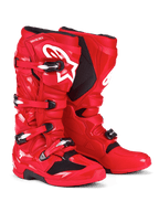 Buty Alpinestars Tech 7, buty motocrossowe, jaskrawoczerwone, z białym logo Astars na goleniu, srebrno-czarnym systemem klamer i ochronną skorupą TPU dla wydajności w terenie