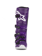 Buty Alpinestars Tech 7, fioletowe buty motocrossowe, widok z przodu, cztery czarne klamry, białe logo Alpinestars na płycie piszczelowej, wytrzymała skorupa TPU i syntetyczna konstrukcja zapewniająca ochronę w terenie