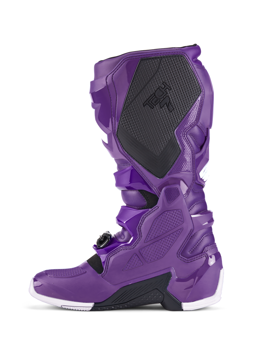Buty Alpinestars Tech 7, fioletowe buty motocrossowe, widok z boku prezentujący czarny teksturowany ochraniacz łydki z oznaczeniem TECH 7, fioletową skorupę TPU, system bezpiecznych klamer oraz białe akcenty na podeszwie, specjalistyczne obuwie do wyścigów terenowych