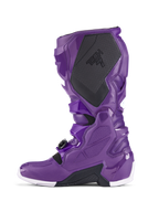 Buty Alpinestars Tech 7, fioletowe buty motocrossowe, widok z boku prezentujący czarny teksturowany ochraniacz łydki z oznaczeniem TECH 7, fioletową skorupę TPU, system bezpiecznych klamer oraz białe akcenty na podeszwie, specjalistyczne obuwie do wyścigów terenowych