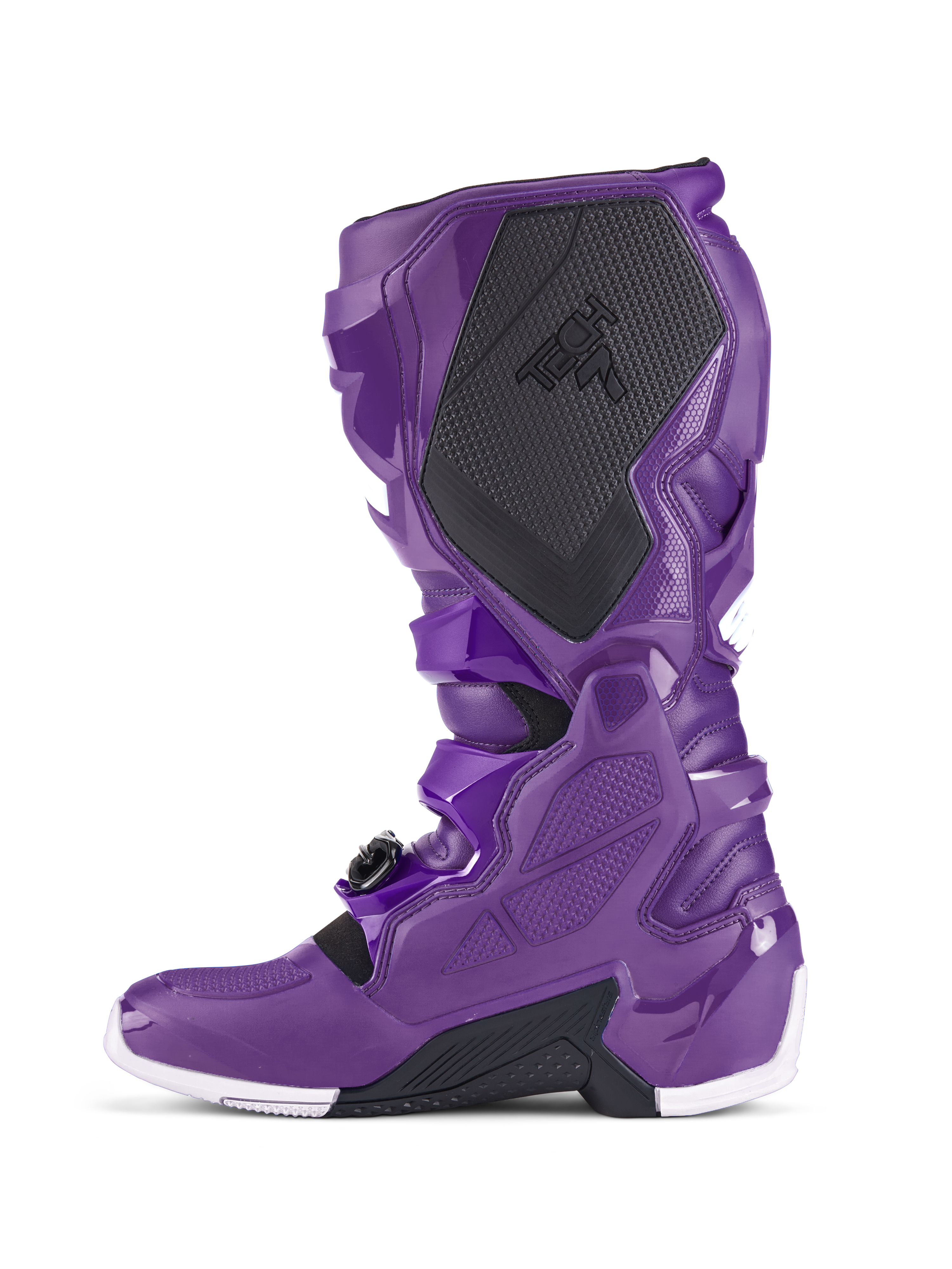 Buty Alpinestars Tech 7, fioletowe buty motocrossowe, widok z boku prezentujący czarny teksturowany ochraniacz łydki z oznaczeniem TECH 7, fioletową skorupę TPU, system bezpiecznych klamer oraz białe akcenty na podeszwie, specjalistyczne obuwie do wyścigów terenowych