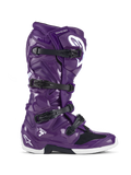 Buty Alpinestars Tech 7, buty motocrossowe off-road, błyszczące fioletowe z czarnymi klamrami i białymi akcentami, widok z boku, system zapięcia na cztery klamry, białe logo gwiazdy na pięcie i goleni, wytrzymała konstrukcja TPU zapewniająca wydajność w terenie