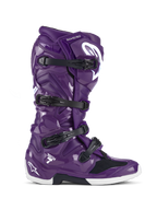 Buty Alpinestars Tech 7, buty motocrossowe off-road, błyszczące fioletowe z czarnymi klamrami i białymi akcentami, widok z boku, system zapięcia na cztery klamry, białe logo gwiazdy na pięcie i goleni, wytrzymała konstrukcja TPU zapewniająca wydajność w terenie
