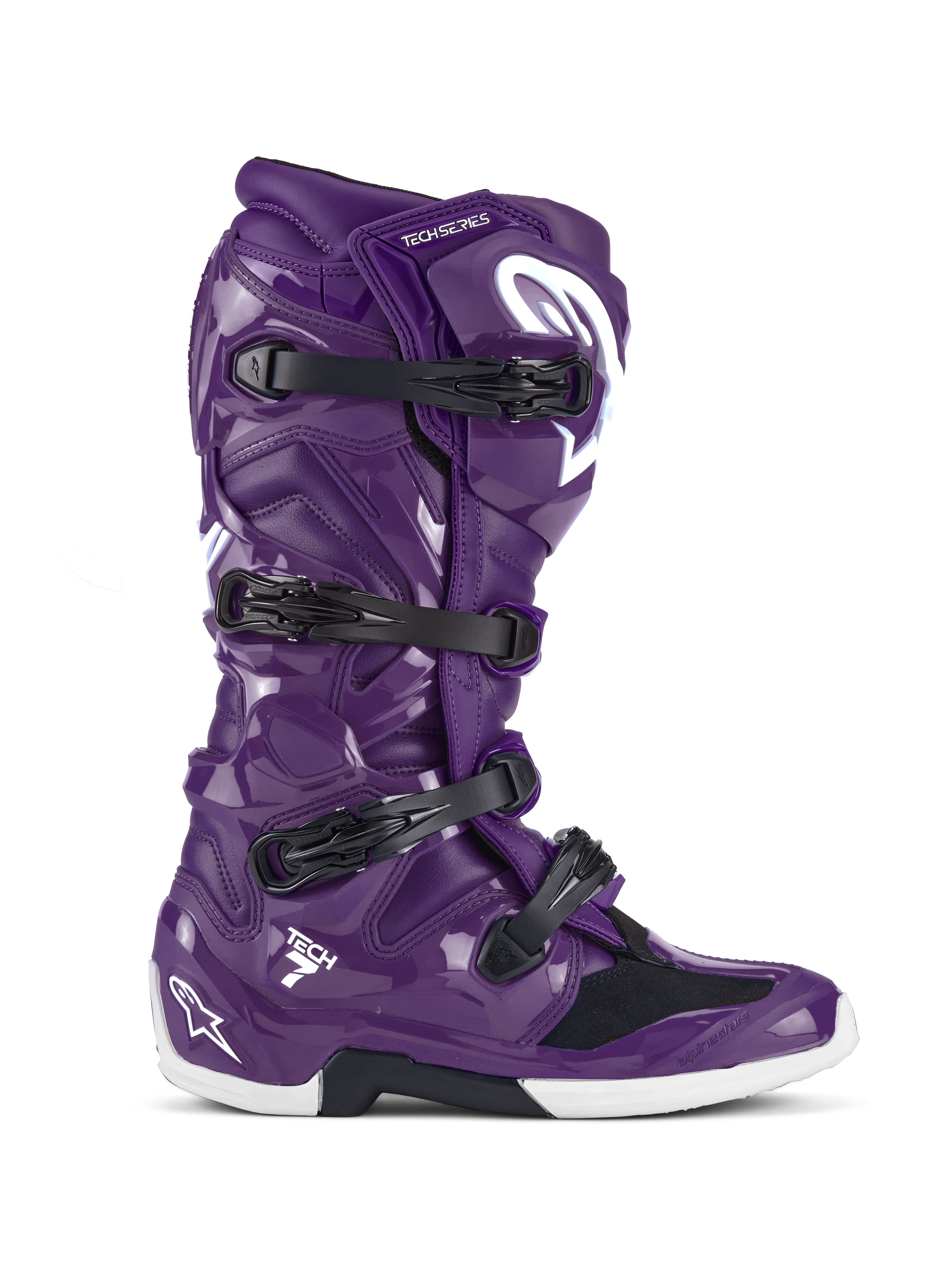 Buty Alpinestars Tech 7, buty motocrossowe off-road, błyszczące fioletowe z czarnymi klamrami i białymi akcentami, widok z boku, system zapięcia na cztery klamry, białe logo gwiazdy na pięcie i goleni, wytrzymała konstrukcja TPU zapewniająca wydajność w terenie