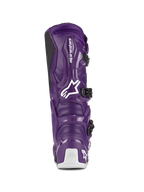 Buty Alpinestars Tech 7, buty motocrossowe, fioletowe, widok z tyłu prezentujący białe logo Alpinestars oraz oznakowanie Tech Series na pięcie, czarne zapięcia na klamry, wytrzymała konstrukcja z TPU i materiałów syntetycznych do jazdy w terenie