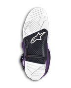 Alpinestars Tech 7 Boots, fioletowe buty motocrossowe, widok na podeszwę z biało-czarnej dwuskładnikowej wulkanizowanej gumy, logo Alpinestars i widoczny czerwony wskaźnik zużycia dla wydajności w terenie.