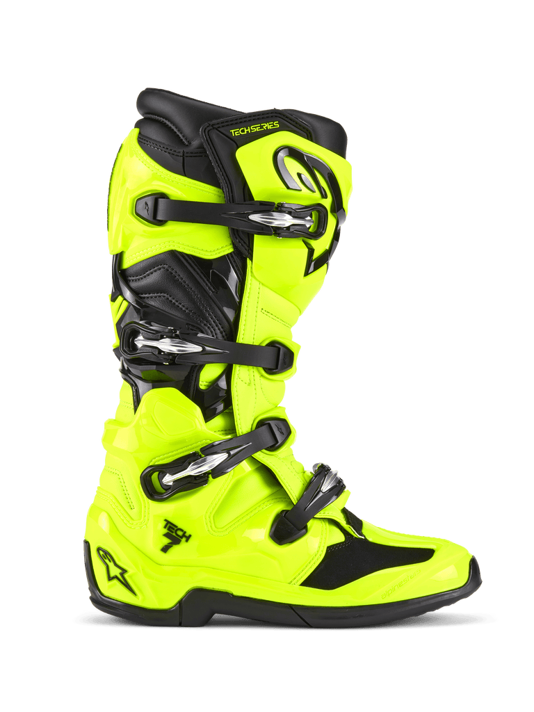 Buty Alpinestars Tech 7, buty motocrossowe, żółte fluo i czarne, widok z profilu, jaskrawa neonowo-żółta skorupa TPU z czterema czarnymi klamrami, wzmocniona pięta i palce, system przegubowy zapewniający elastyczność, profesjonalna estetyka wyścigowa off-road