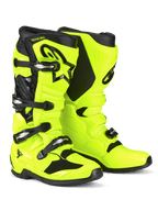 Buty motocrossowe Alpinestars Tech 7, żółte neonowe i czarne, wyposażone w system zapięcia na cztery klamry, ochronną skorupę TPU, czarne logo Astars na goleni i wytrzymałą dwuskładnikową podeszwę do wyścigów off-road