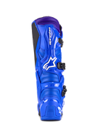 Buty Alpinestars Tech 7, buty motocrossowe, niebieskie z fioletowymi akcentami, widok z tyłu przedstawiający ochronę TPU, białe logo Alpinestars na pięcie i czarny boczny panel przyczepny, wysokiej klasy obuwie terenowe