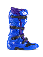 Buty Alpinestars Tech 7, buty motocrossowe, niebiesko-fioletowe, cztery czarne klamry, błyszcząca skorupa ochronna TPU z białym logo Alpinestars, wytrzymałe obuwie do wyścigów off-road