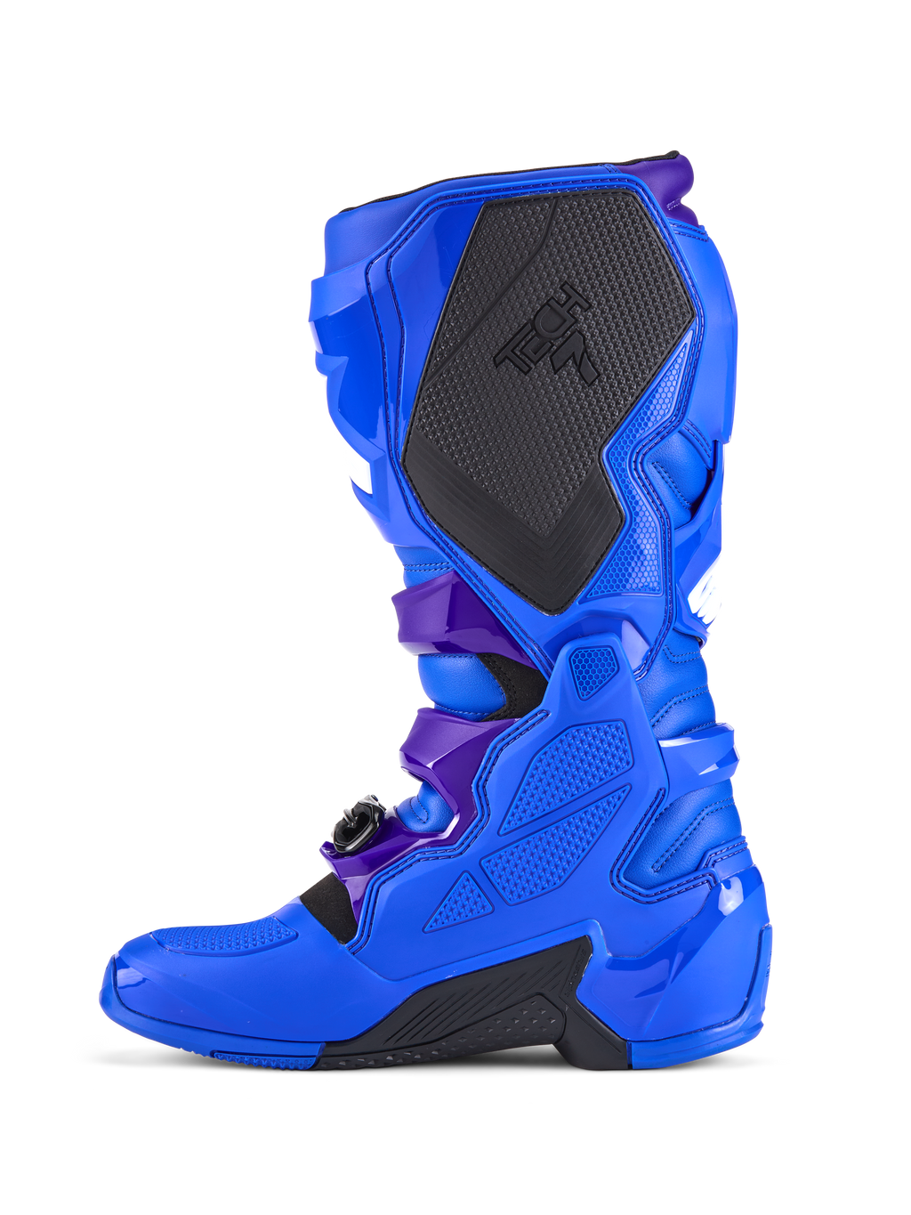 Buty motocrossowe Alpinestars Tech 7, niebieskie, widok z profilu, wzmocniona ochrona TPU, duży czarny teksturowany panel przyczepny z oznaczeniem TECH 7, ciemnofioletowe akcenty na paskach i wytrzymałe czarne sekcje podeszwy
