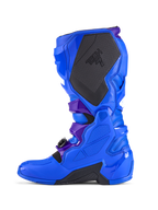 Buty motocrossowe Alpinestars Tech 7, niebieskie, widok z profilu, wzmocniona ochrona TPU, duży czarny teksturowany panel przyczepny z oznaczeniem TECH 7, ciemnofioletowe akcenty na paskach i wytrzymałe czarne sekcje podeszwy