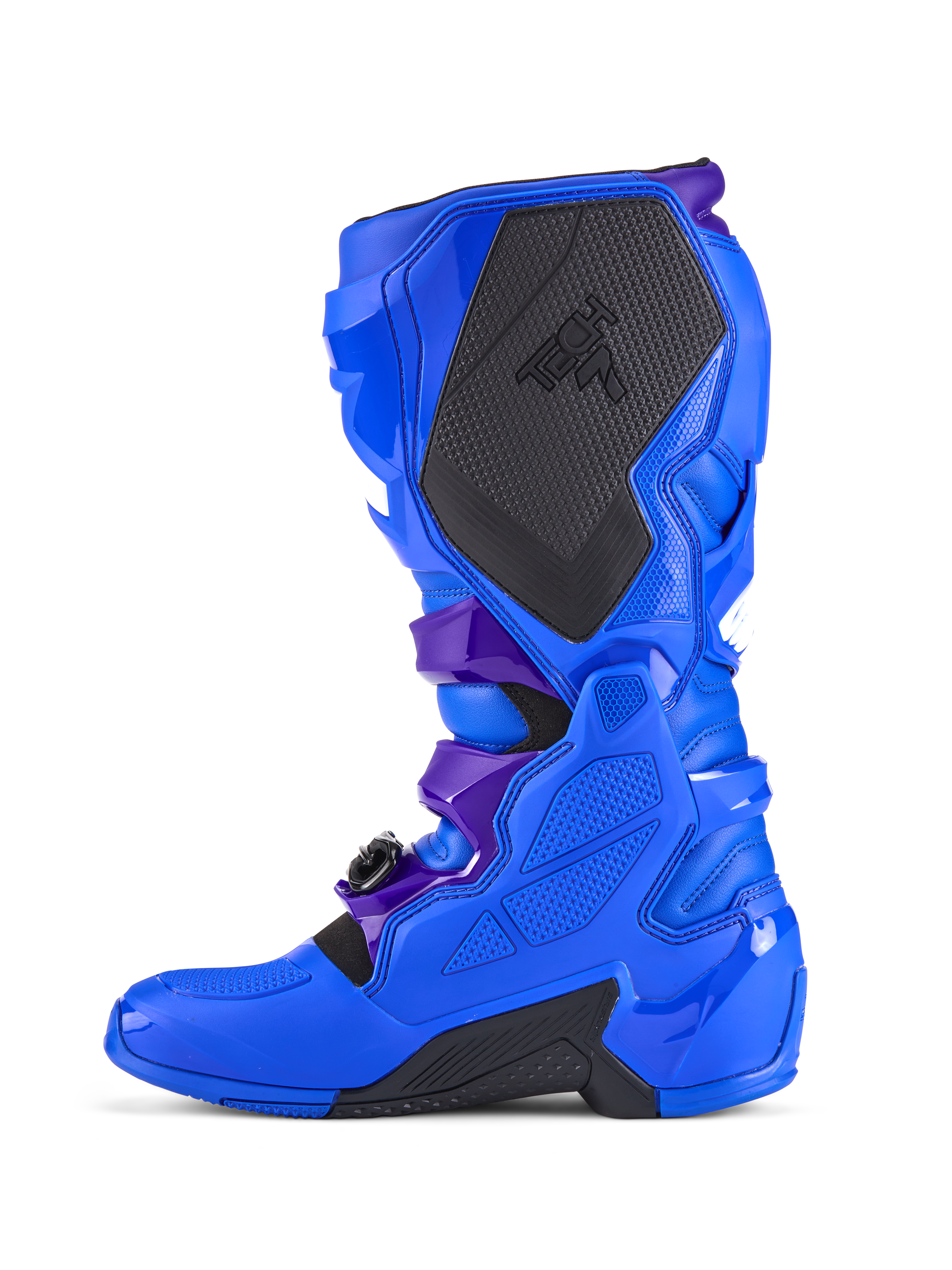 Buty motocrossowe Alpinestars Tech 7, niebieskie, widok z profilu, wzmocniona ochrona TPU, duży czarny teksturowany panel przyczepny z oznaczeniem TECH 7, ciemnofioletowe akcenty na paskach i wytrzymałe czarne sekcje podeszwy