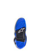 Buty Alpinestars Tech 7, buty motocrossowe, niebieskie, widok podeszwy od dołu przedstawiający niebieską i czarną teksturowaną gumę, białe logo Alpinestars i czerwony wskaźnik zużycia, wytrzymałe obuwie terenowe