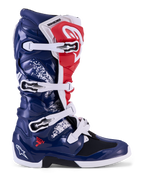 Alpinestars Tech 7 Unity, buty motocrossowe, czerwone, białe i niebieskie, z ochronną osłoną TPU i białymi klamrami.