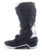 Alpinestars Tech 7 Enduro Drystar® Boots, buty motocyklowe enduro, czarno-białe, widok od strony wewnętrznej z panelami o strukturze plastra miodu zapewniającymi przyczepność, konstrukcja TPU oraz białe akcenty na pięcie i górnej części łydki, profesjonalne obuwie terenowe