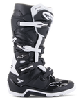 Buty Alpinestars Tech 7 Enduro Drystar, buty motocyklowe enduro i terenowe, czarno-białe, system zapinania na cztery klamry, oznaczenie wodoodpornej membrany Drystar, solidna podeszwa zapewniająca przyczepność w terenie, wytrzymałe panele ochronne TPU z logo Alpinestars