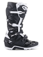 Buty Alpinestars Tech 7 Enduro Drystar, buty motocyklowe enduro i terenowe, czarno-białe, system zapinania na cztery klamry, oznaczenie wodoodpornej membrany Drystar, solidna podeszwa zapewniająca przyczepność w terenie, wytrzymałe panele ochronne TPU z logo Alpinestars