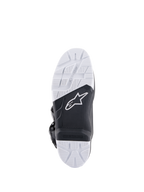 Buty Alpinestars Tech 7 Enduro Drystar®, widok szczegółowy podeszwy, czarno-biała mieszanka gumy o podwójnej gęstości o wysokiej przyczepności, logo Alpinestars, wymienna wkładka podnóżka, zaprojektowane dla trakcji off-road i enduro