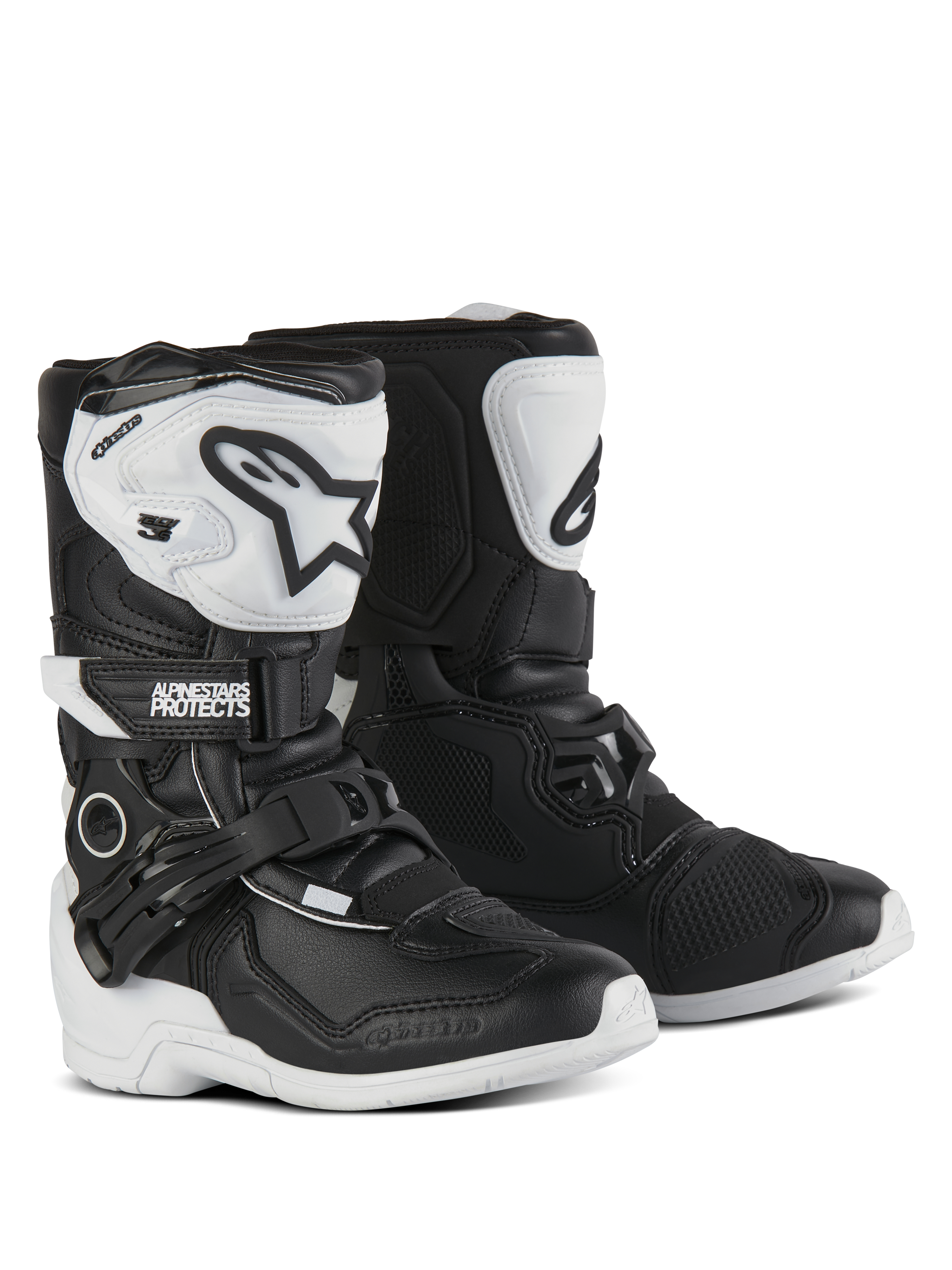 Buty Alpinestars Kids Tech 3S, buty motocrossowe, czarno-białe, z białymi ochraniaczami piszczeli TPU i czarnym logo Alpinestars, regulowane klamry i rzepy, wytrzymałe gumowe podeszwy zapewniające ochronę terenową dla dzieci.