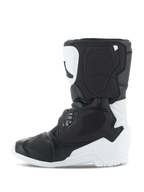 Buty Alpinestars Kids Tech 3S, buty motocrossowe, biało-czarne, widok z boku prezentujący ochronne płyty TPU, solidna konstrukcja z mikrofibry i wielopanelowy design dla młodych motocyklistów.
