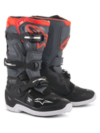 Młodzieżowe buty Alpinestars Tech 7S, buty motocrossowe, czarne, ciemnoszare i czerwone fluorescencyjne, system zapinania na cztery klamry, ochronny panel goleni TPU, biała podeszwa i czerwone logo Alpinestars, zaprojektowane dla młodych kierowców off-road.