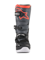 Alpinestars Youth Tech 7S Boots, buty motocrossowe, czarne i ciemnoszare z fluorescencyjnymi czerwonymi akcentami, widok z przodu, osłona goleni z TPU z czerwonym logo gwiazdy, system trzech klamer i biała zintegrowana podeszwa, wytrzymałe ochronne obuwie off-road