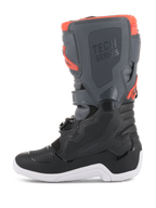 Buty Alpinestars Youth Tech 7S, buty motocrossowe, czarne, ciemnoszare i fluorescencyjne czerwone, widok z boku, ochronne panele TPU, branding Tech Series i biała podeszwa