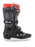 Alpinestars Youth Tech 7S Boots, buty motocyklowe motocross off-road, czarno-ciemnoszare i czerwone fluorescencyjne, wysoka konstrukcja z trzema regulowanymi klamrami, wzmocnione palce i pięta, gruba biała podeszwa z bieżnikiem, wytrzymała ochrona TPU i syntetyczna cholewka